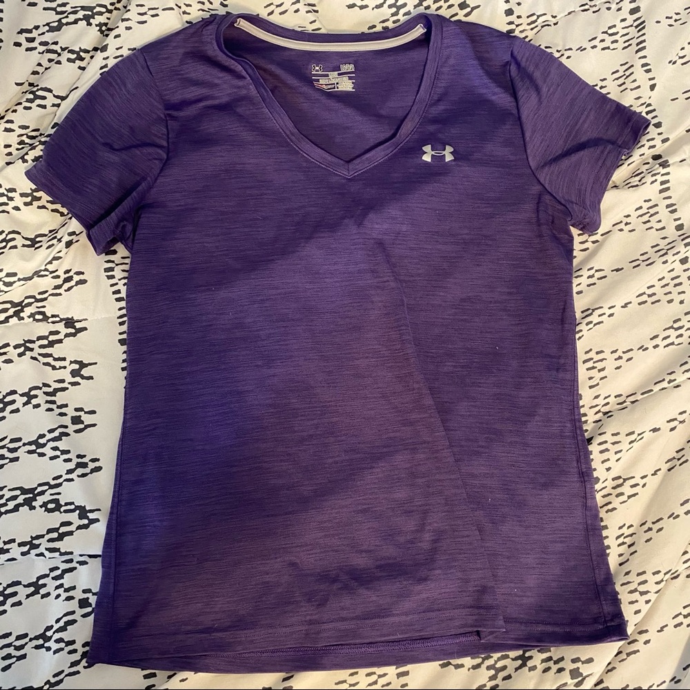 UA women’s V neck - ⭐️FREE SHIPPING⭐️